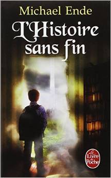 Couverture du livre l'histoire sans fin de Michael Ende: un garçon fait face à une fenêtre étrange ouverte sur un autre monde