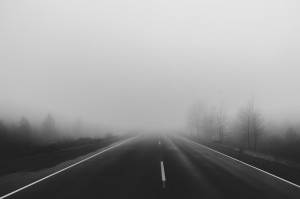 une route droite et vide qui conduit dans le brouillard, terne