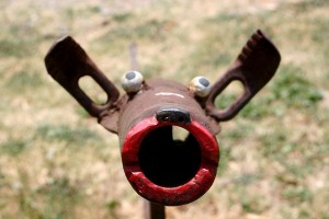 image d'un jouet de bois avec des grandes oreilles, une bouche toute rouge et des yeux exorbités